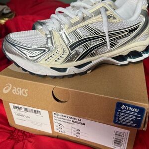 ASICS Gel-Kayano 14 "White
Midnight" sneakers